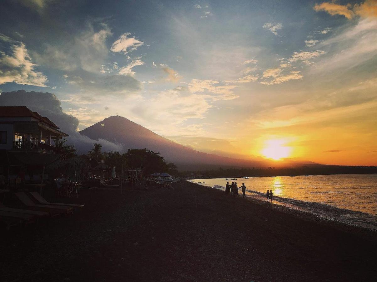 Black Sand Hostel Amed Exterior photo