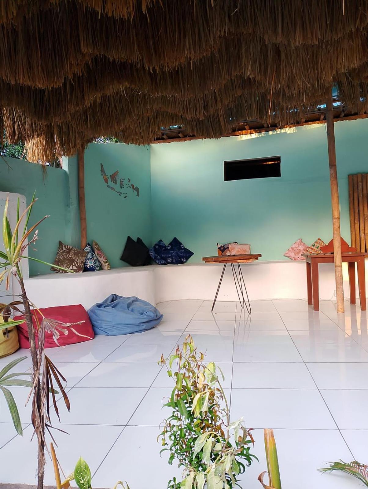 Black Sand Hostel Amed Exterior photo