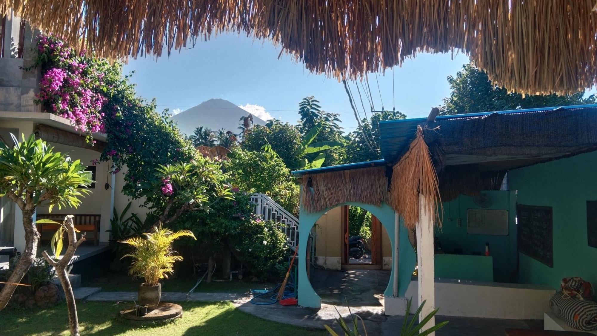 Black Sand Hostel Amed Exterior photo
