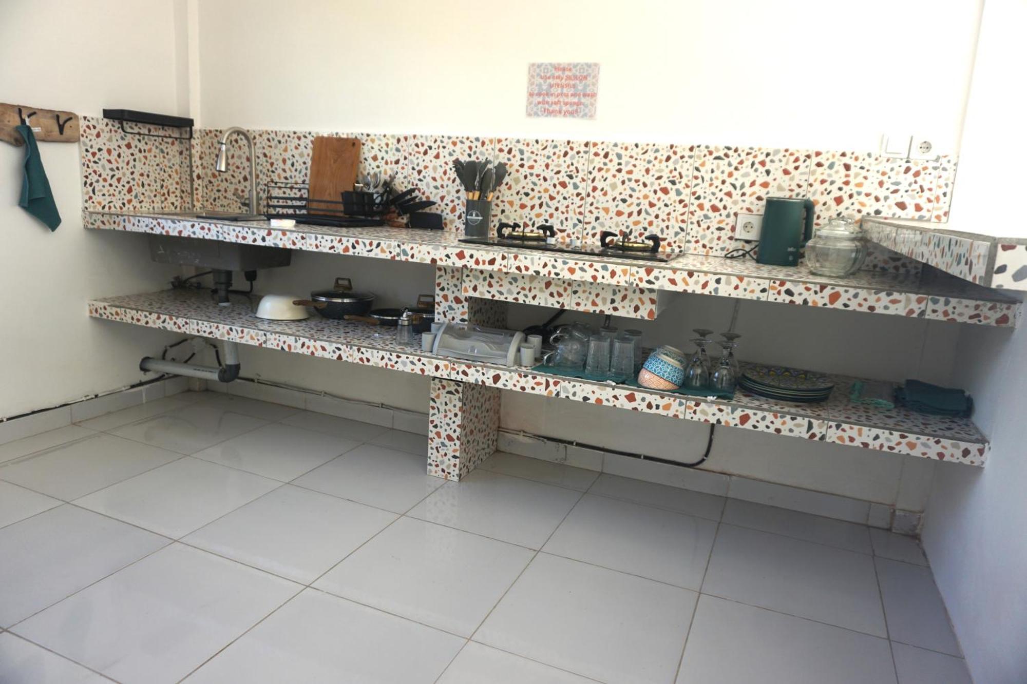 Black Sand Hostel Amed Exterior photo