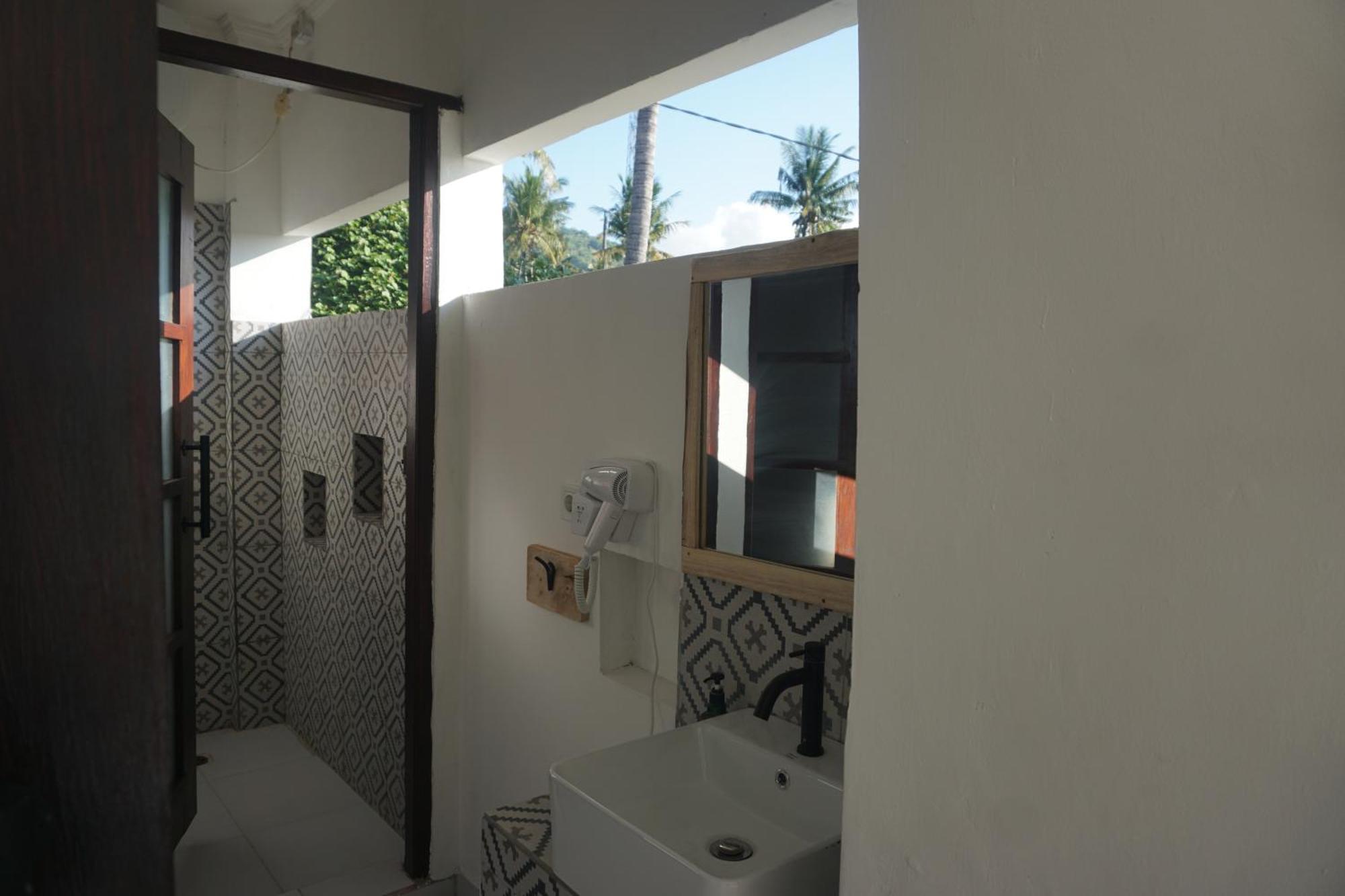 Black Sand Hostel Amed Exterior photo