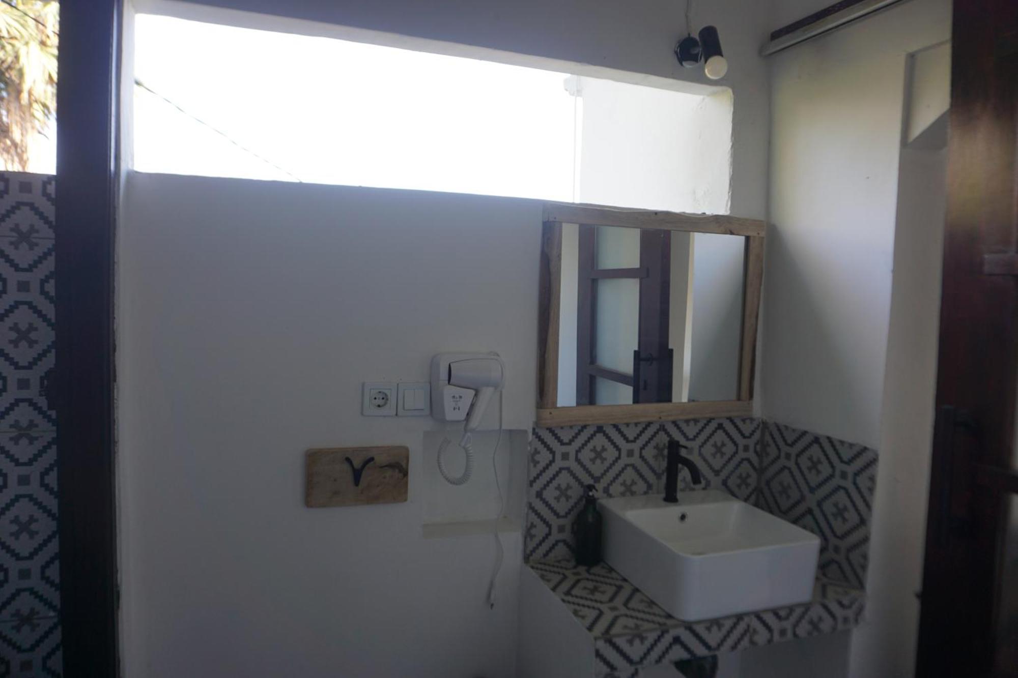 Black Sand Hostel Amed Exterior photo