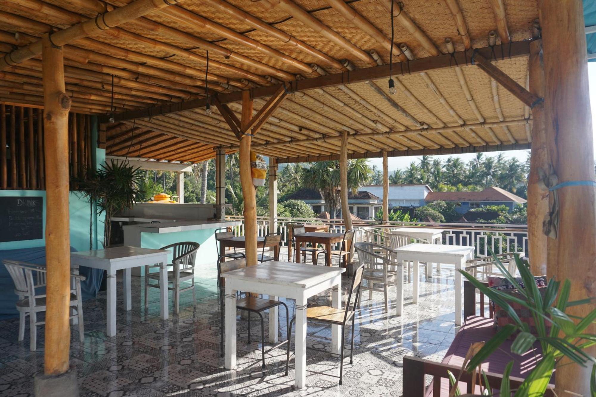 Black Sand Hostel Amed Exterior photo