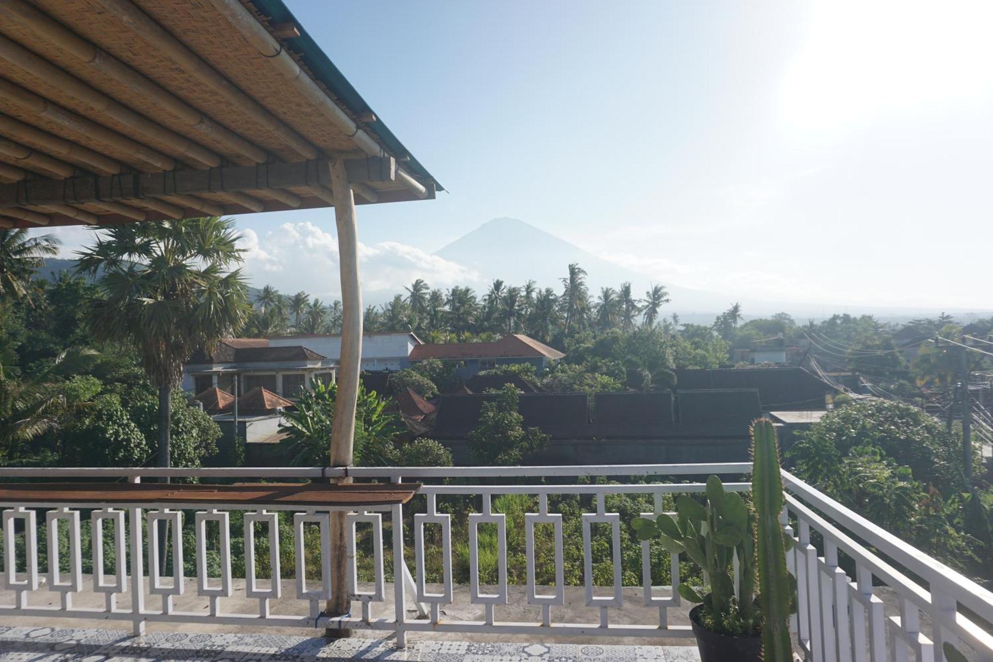 Black Sand Hostel Amed Exterior photo